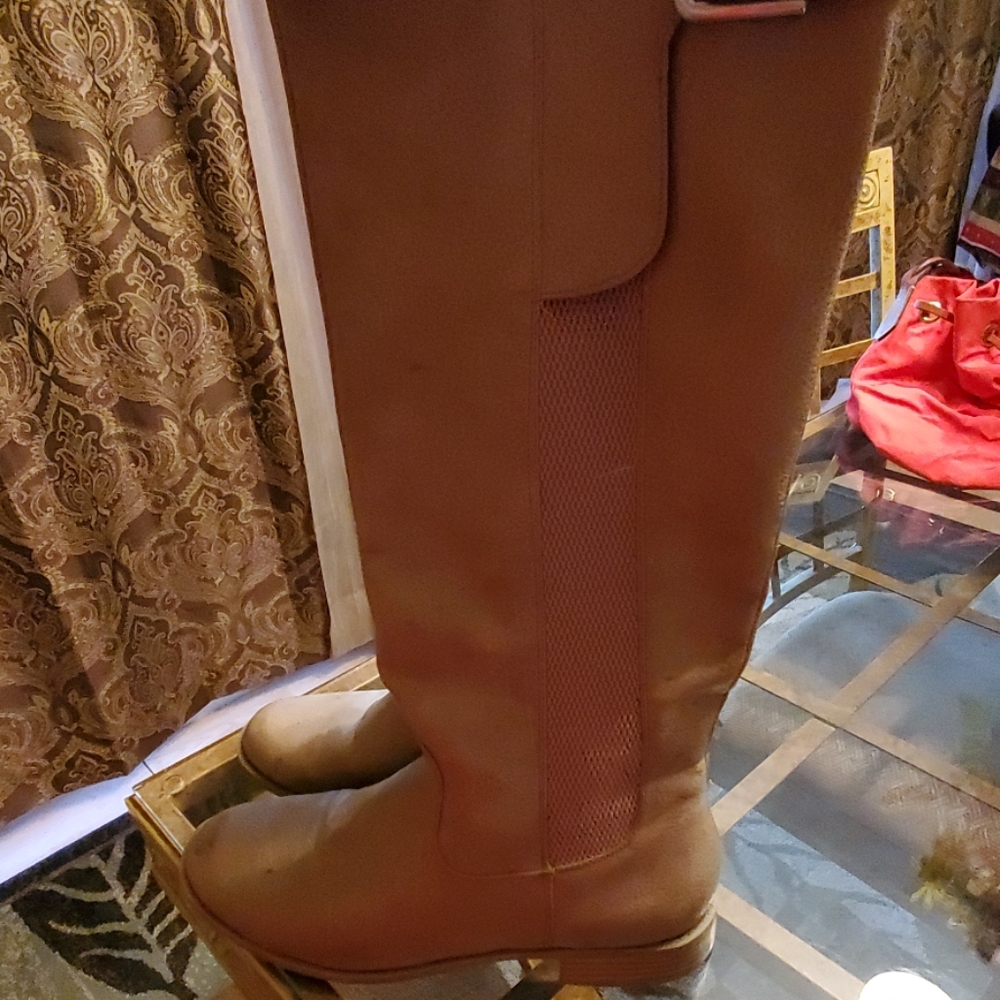 Flat boots